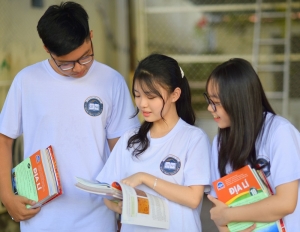 Tặng sách cho các em học sinh với lời nhắn "Trường THCS, THPT Quang Trung Nguyễn Huệ rất vui mừng chào đón em trong năm học 2023 – 2024"