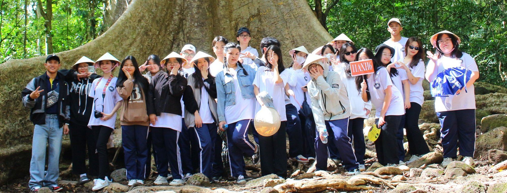 Học sinh tham gia dã ngoại cùng nhau